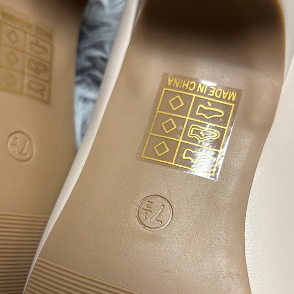 NWT Journee Collection Saur Pumps in Grey - Picture 4 of 14